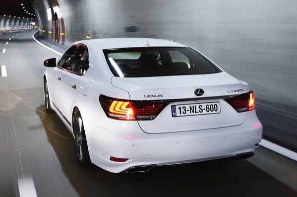 https://wcar.sets.lv/cars/Lexus/LS/1367313382-Lexus-LS_EU-Version_2013_800x600_wallpaper_3a.jpg