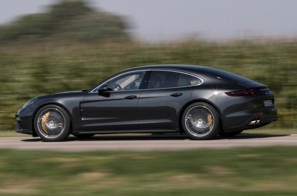 https://wcar.sets.lv/cars/Porsche/Panamera/1487577738-Porsche-Panamera-2017-1280-28.jpg